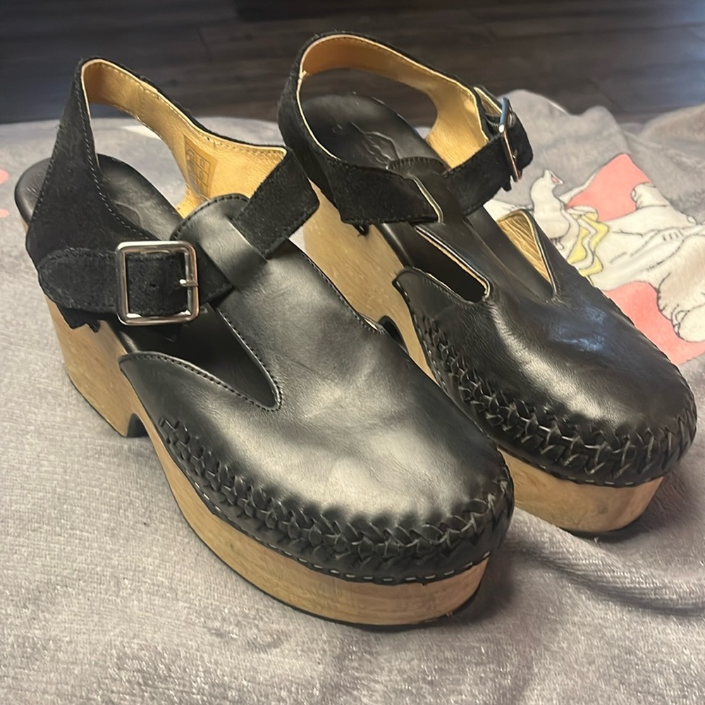 Black leather and wooden soled Free People clogs. Size 38….womens 8,Gently used